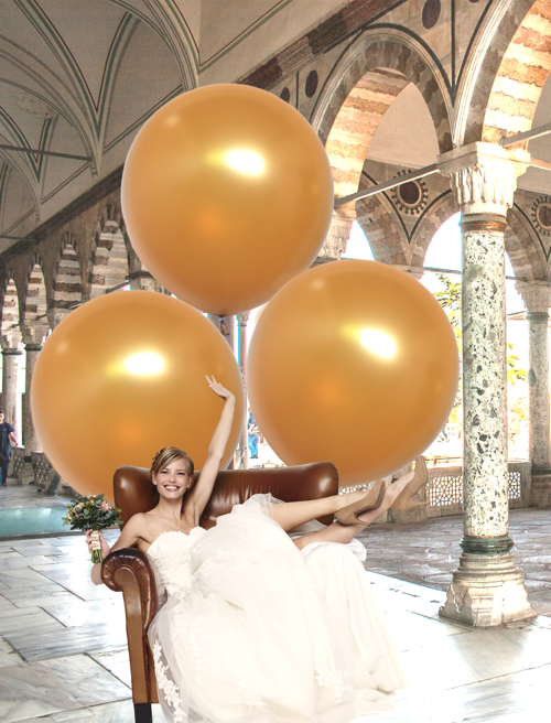 Gold-Metallic 1 Meter Ballons als Hintergrund zum Hochzeitsfoto mit der Braut