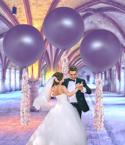 Lavendel-Metallic 1 Meter Ballons als Hintergrund zum Hochzeitsfoto mit dem tanzenden Hochzeitspaar