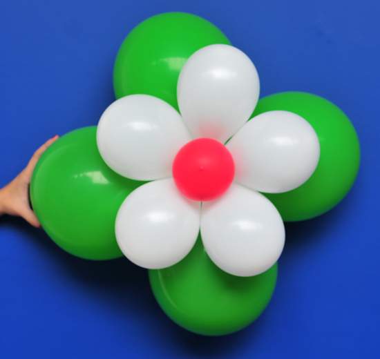 Ballonblume-Grün-Weiss-Rot-Blume-aus-Luftballons