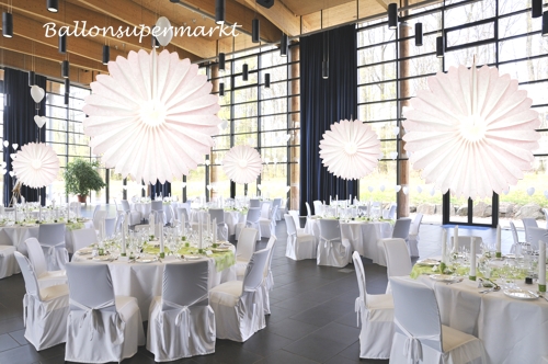 Dekoration-Hochzeit-Festsaal-mit-weissen-Rosetten