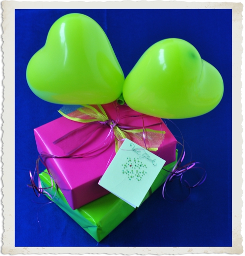 Beispiel: Geschenkdekoration mit kleinen Herzluftballons
