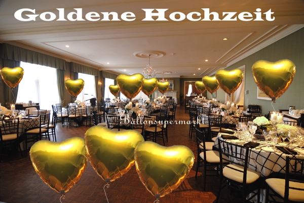 Dekoration Goldene Hochzeit mit goldenen Herzluftballons aus Folie die mit Helium schweben