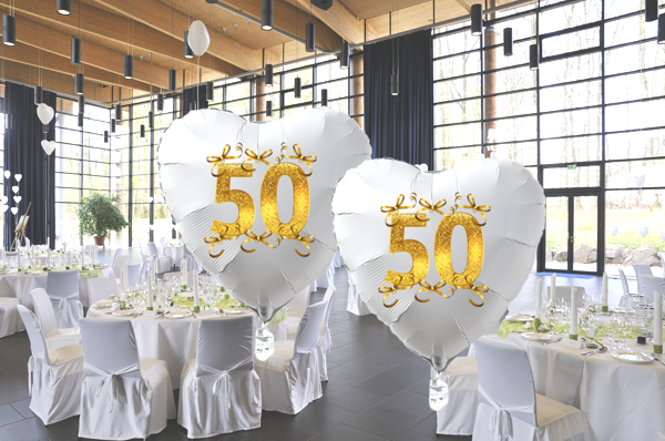 Goldene-Hochzeit-Herzluftballons-aus-Folie-weiss-mit-Schleifen-in-Gold