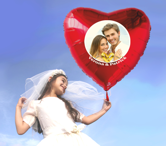 Hochzeit-Blumenmaedchen-mit-dem-grossen-Fotoballon-Hochzeitspaar