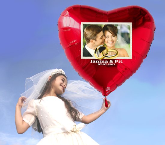Hochzeit-Blumenmaedchen-mit-riesigem-Herz-Fotoballon-Hochzeitspaar