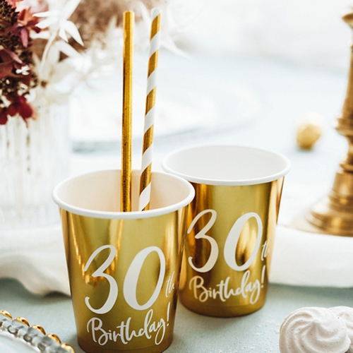 Partybecher-Gold-metallic-Zahl-30-Partydekoration-zum-30.-Geburtstag-Tischdeko-Pappbecher-Dekobeispiel