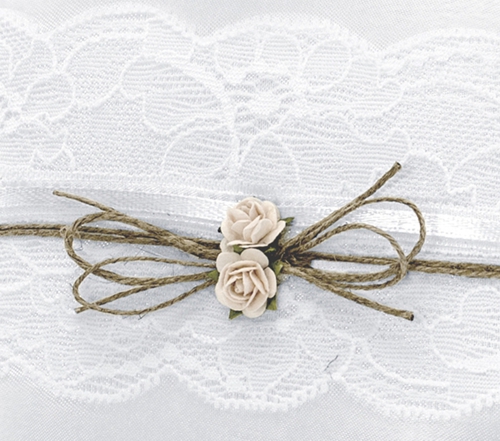 Ringkissen-mit-Rosen-Jute-und-Spitze-Satin-weiss-zur-Hochzeit-Trauung-Hochzeitsdekoration-Detailansicht