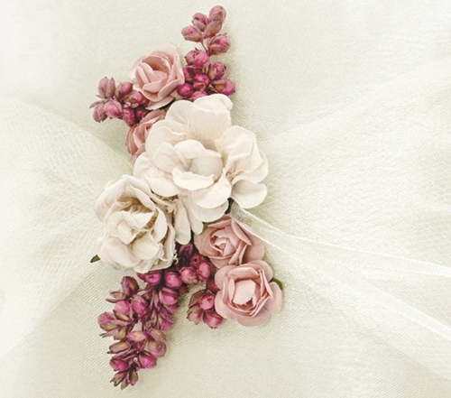 Ringkissen-mit-Rosen-und-Blumen-in-Rosa-Satin-creme-zur-Hochzeit-Trauung-Hochzeitsdekoration-Detailansicht