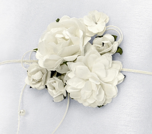 Ringkissen-mit-Rosenarrangement-Satin-weiss-zur-Hochzeit-Trauung-Hochzeitsdekoration-Detailansicht