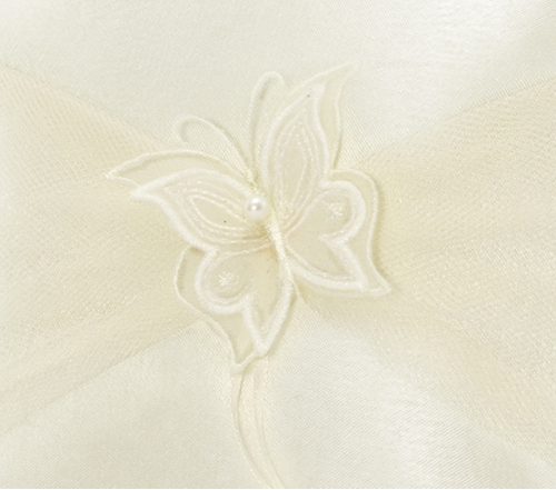 Ringkissen-mit-Schmetterling-aus-Organza-Satin-creme-zur-Hochzeit-Trauung-Hochzeitsdekoration-Detailansicht