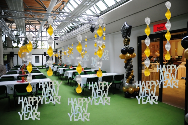 Silvester-Dekoration-Festsaal-Deko-Happy-New-Year-Prismatik-Wirbler