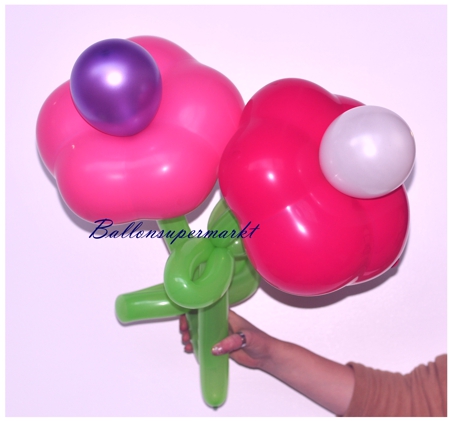 Ballondekoration aus Blüten-Luftballons in Pastellfarben