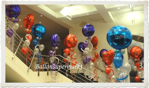 Dekoration aus großen Folienballons, riesige Luftballons aus Folie mit Helium, beschriftet und mit kleinen Luftballons dekoriert