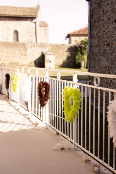 Dekoration zur Hochzeit mit Herzen aus Federn