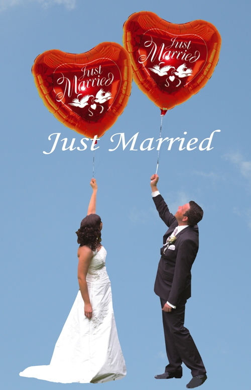 Hochzeitspaar mit riesigen roten Just Married Folienballons, die mit Ballongas schweben