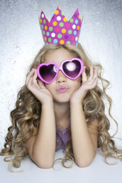 Party-Krönchen, Partyhut als Krone. Die attraktive Kopfbedeckung zu Party, Geburtstag und Kindergeburtstag