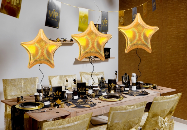 VIP Party, Partydekoration mit goldenen Sternballons die mit Helium schweben