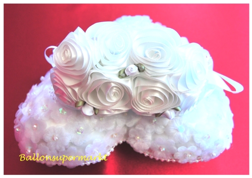 ringkissen-hochzeit-in-weiss-mit-rosen