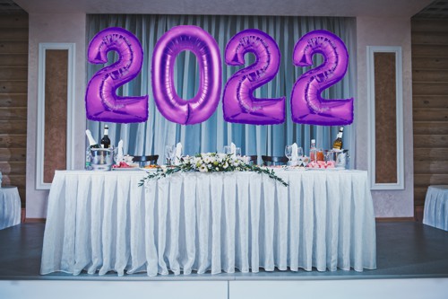 silvesterdeko-zahlen-2022-silvesterparty-gastronomie-lila-Zahlen-Luftballons