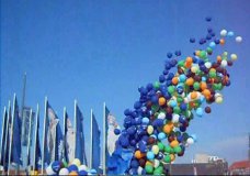 Luftballons steigen zum Kinderfest in Bremerhaven